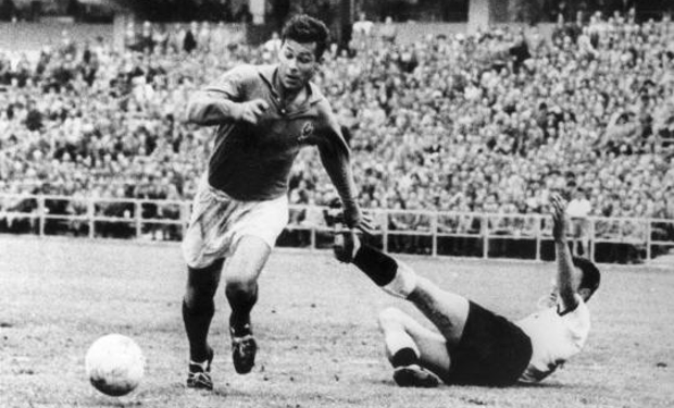 Just Fontaine jugando con Francia en la Copa Mundial de la FIFA 1958